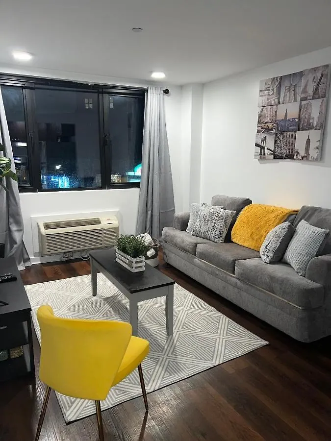 Cozy 1 Bedroom With Outdoor Patio Space New York